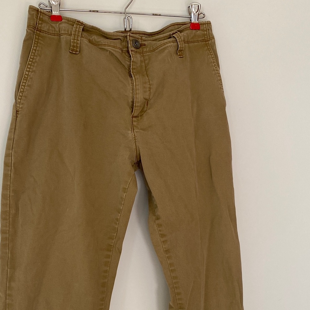 Lee Men's Khaki Chino Pants.  Size 32 x 32.  Very good condition!